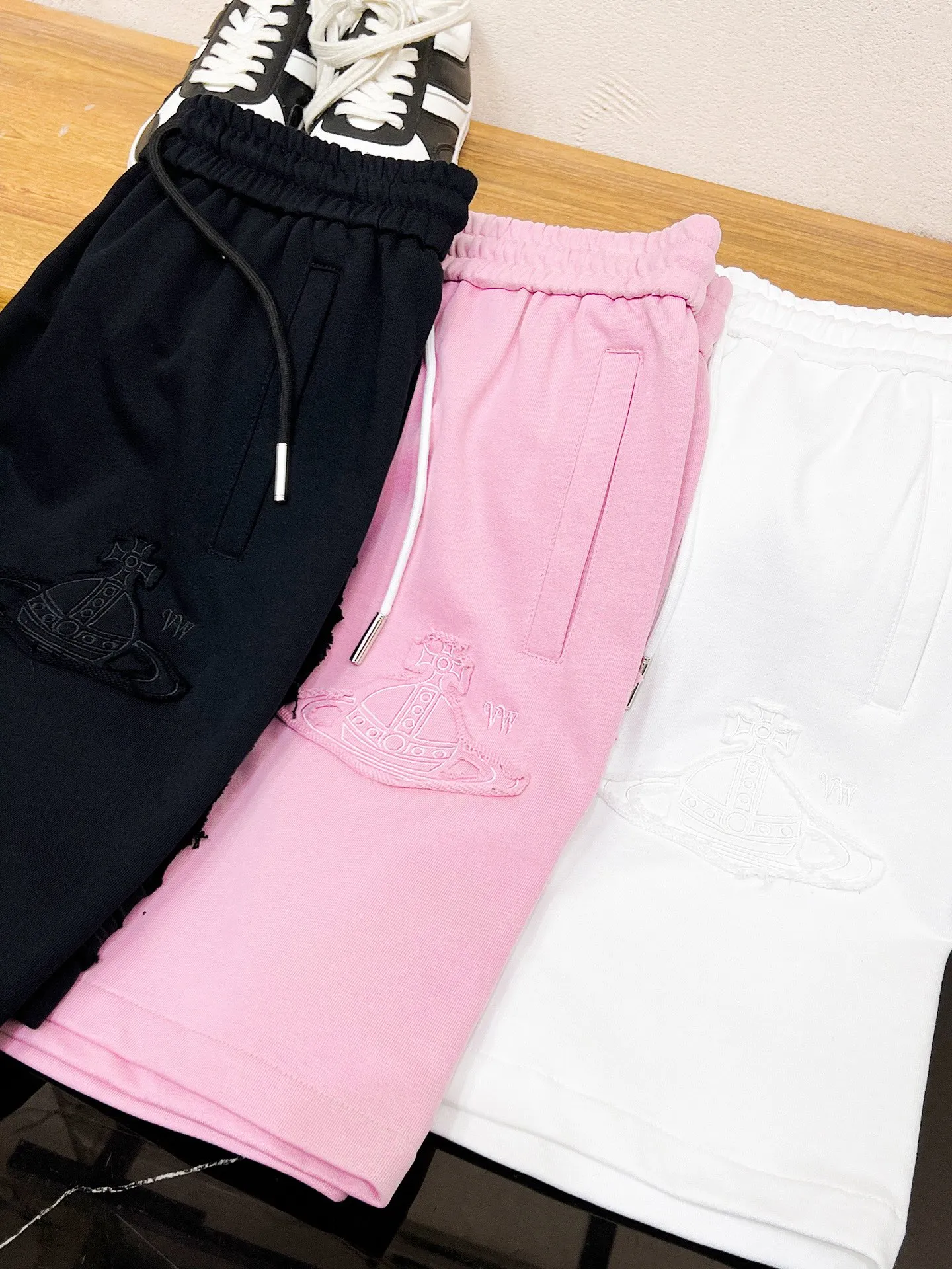 The Queen Mother's three-standard complete 2026 summer New Arrival men's casual shorts, advanced custom-made fabric Breathable fabric, Breathable elasticity and comfort, impeccable details, top-grade accessories, original logo design concept, delicate and soft feel! The upper body fit is awesome! Size: M-XXXL Please state your height and weight when ordering